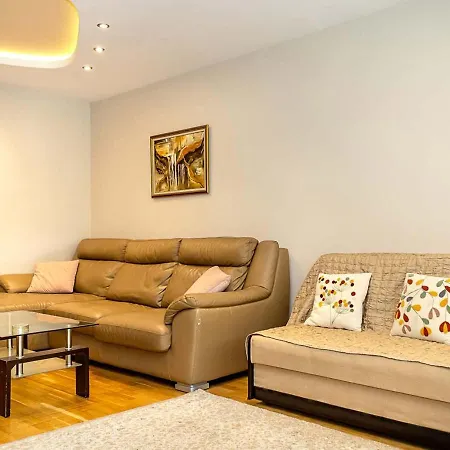 Spacious 2br Steps From Center By Flat Manаger * Warna