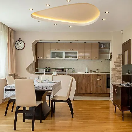 Apartment Spacious 2br Steps From Center By Flat Manаger *