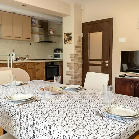 Apartament Spacious 2br Steps From Center By Flat Manаger