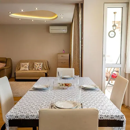 Spacious 2br Steps From Center By Flat Manаger * Warna