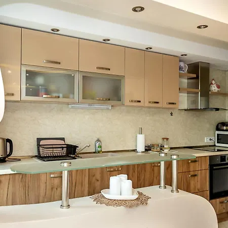Spacious 2br Steps From Center By Flat Manаger Apartment Warna