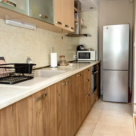 Spacious 2br Steps From Center By Flat Manаger Warna