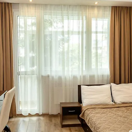 Spacious 2br Steps From Center By Flat Manаger Apartment Warna