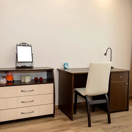 Spacious 2br Steps From Center By Flat Manаger Warna