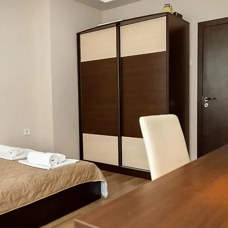 Spacious 2br Steps From Center By Flat Manаger