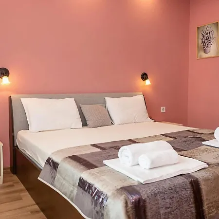 Spacious 2br Steps From Center By Flat Manаger Warna